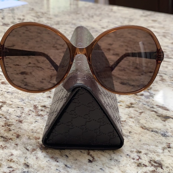 Authentic Gucci sunglasses with case - Picture 9 of 13